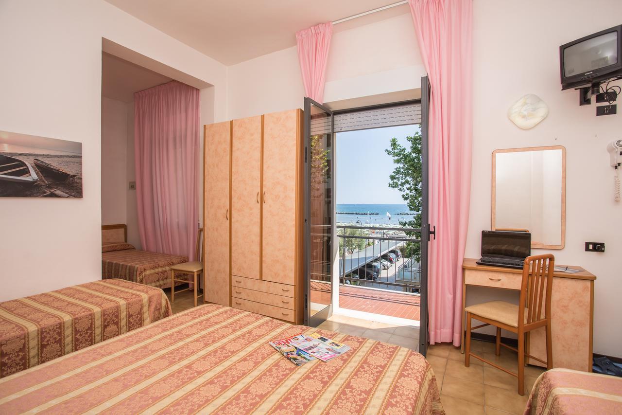 Hotel Pineta Беллария-Иджеа-Марина Экстерьер фото