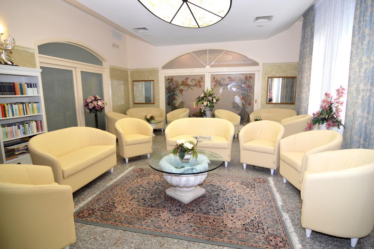 Hotel Pineta Беллария-Иджеа-Марина Экстерьер фото
